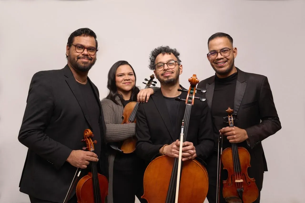 Cuarteto Artes reunido con sus instrumentos en un retrato de estudio